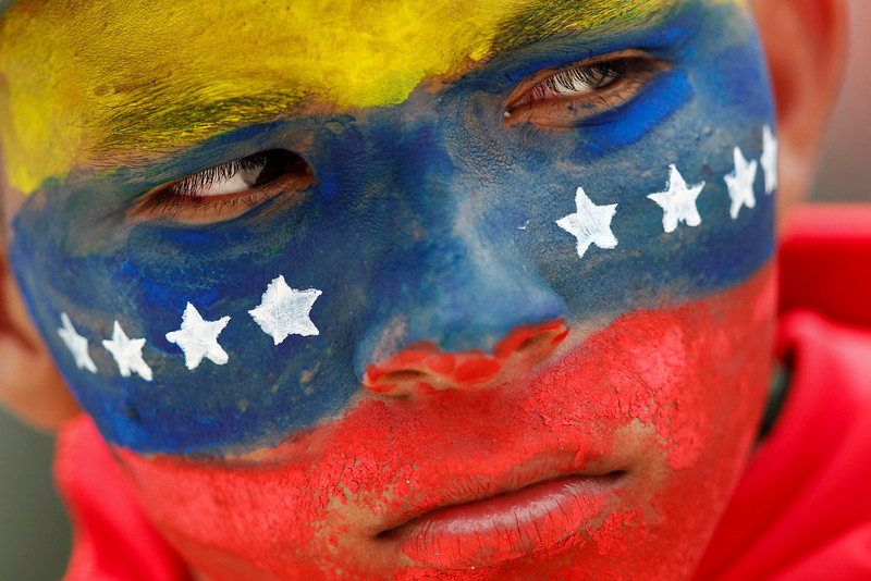 2013-02-04T210808Z_1877718476_GM1E9250E4X01_RTRMADP_3_VENEZUELA.JPG