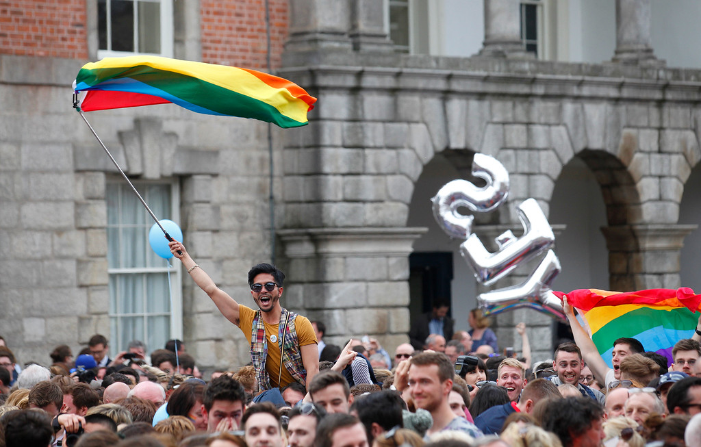 yes supporters celebrate at dublin castle, irela